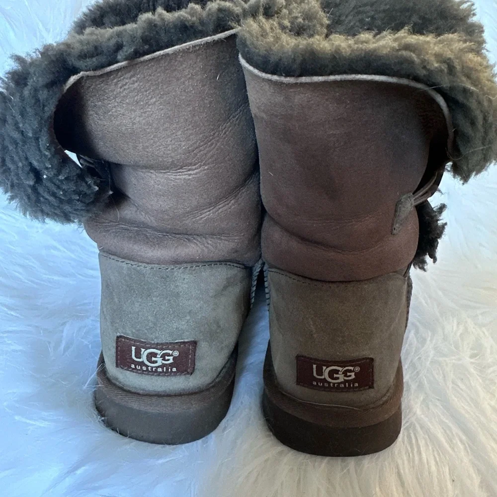 UGG Bailey Button Suede Waterproof Brown Womens Short Shearling Lined Boots Sz 9